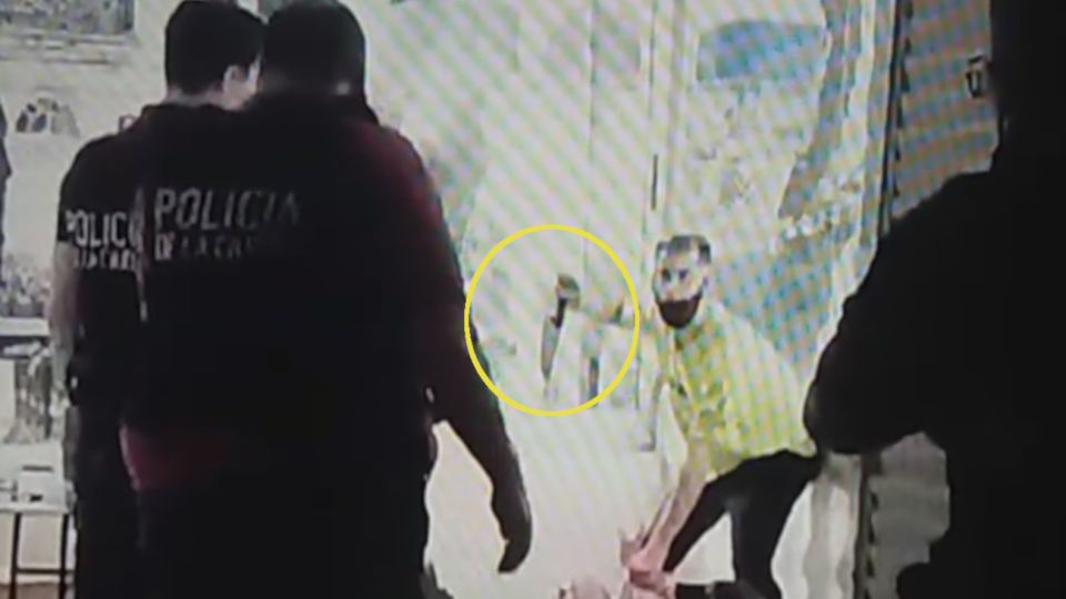 El agresor amenaza con una cuchilla a una de sus víctimas.