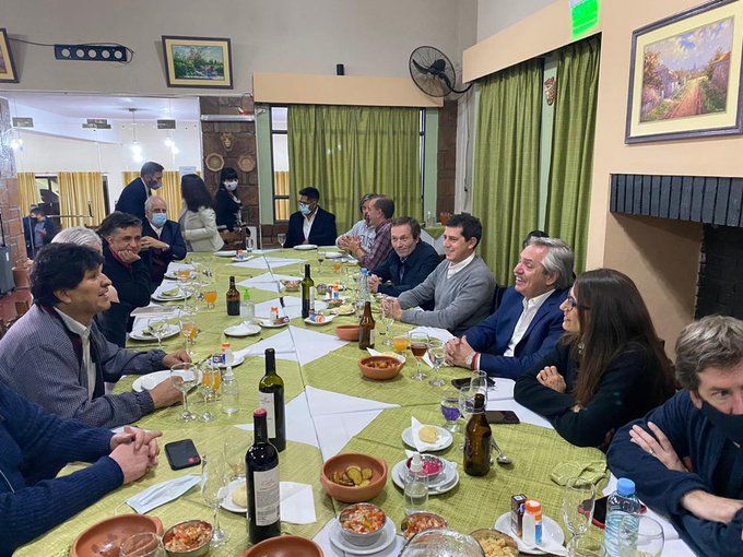 Alberto Fernández con Gustavo Béliz y Evo Morales, sin distancia ni barbijo