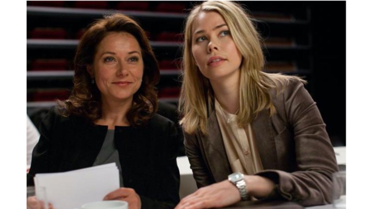 Sidse Babett Knudsen, la protagonista de "Borgen", y Birgitte Hjort Sørensen, la actriz que hace de su asesora de imagen en la tercera temporada.