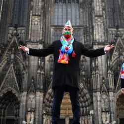 Los miembros del triunvirato del carnaval de Colonia posan frente a la catedral de Colonia, en el oeste de Alemania. | Foto:Ina Fassbender / AFP