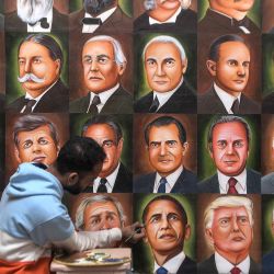 Un pintor da los toques finales a una pintura que representa al expresidente estadounidense Barack Obama en Amritsar. | Foto:Narinder Nanu / AFP