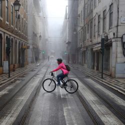 Portugal, Lisboa: una mujer monta una bicicleta en el centro de Lisboa. Portugal regresó al estado de emergencia hasta el 23 de noviembre en medio del creciente número de infecciones por coronavirus. | Foto:Pedro Fiuza / ZUMA Wire / DPA