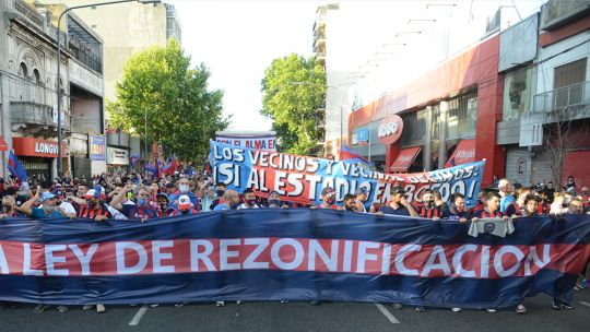 Miles de hinchas por las calles de Boedo para pedir la Ley de Rezonificación / PABLO CUARTEROLO