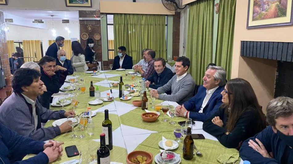 Alberto Fernández con Gustavo Béliz y Evo Morales, sin distancia ni barbijo