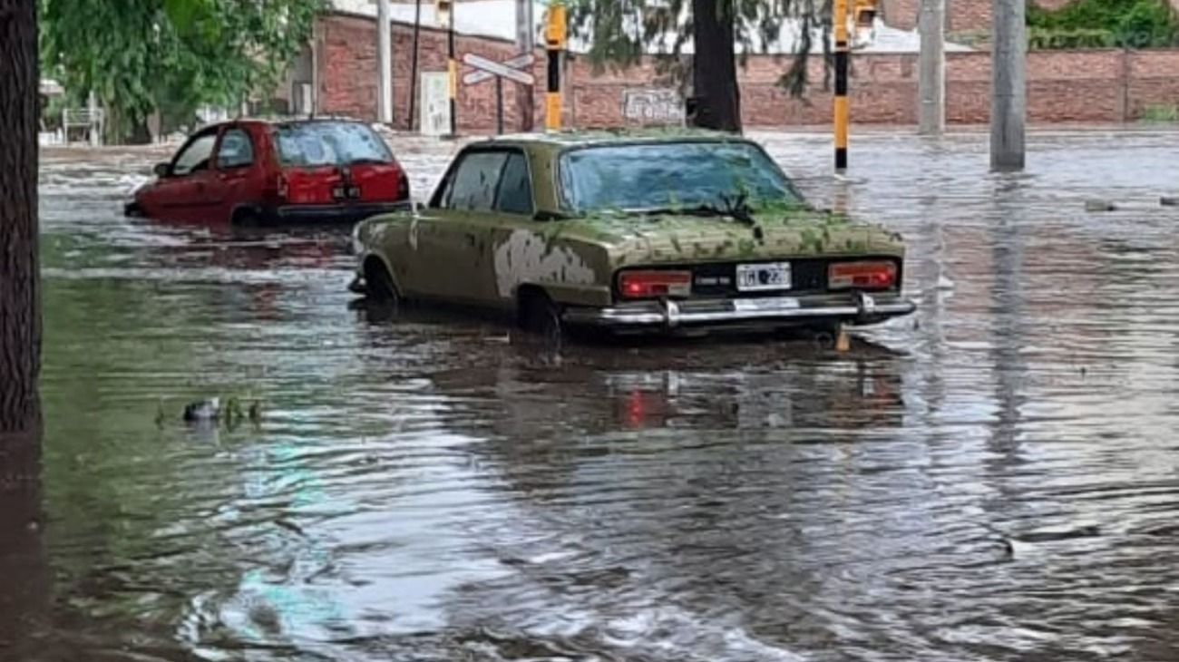 Impactantes imágenes del diluvio y granizo en Mendoza que produjo inundaciones.