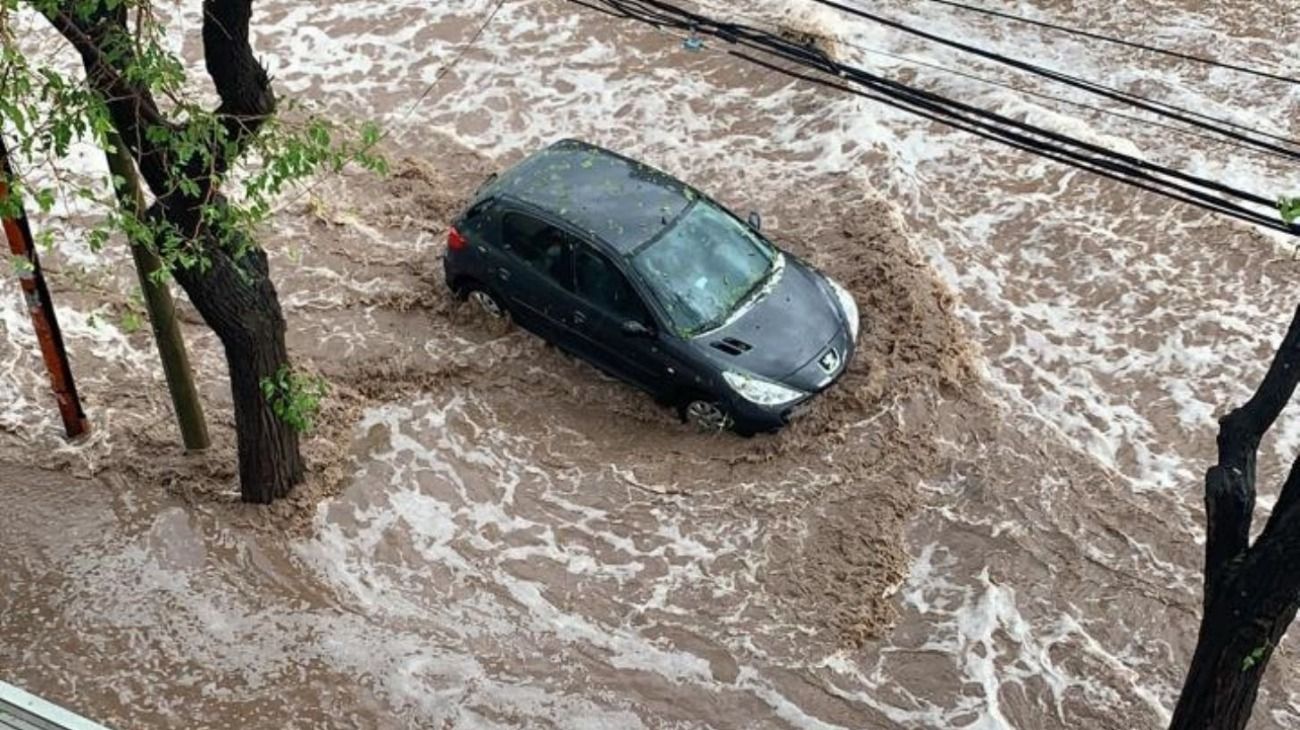 Impactantes imágenes del diluvio y granizo en Mendoza que produjo inundaciones.