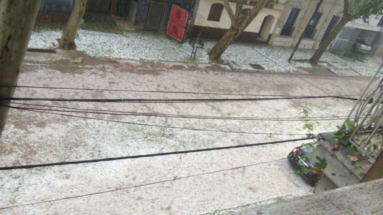 Impactantes imágenes del diluvio y granizo en Mendoza que produjo inundaciones.