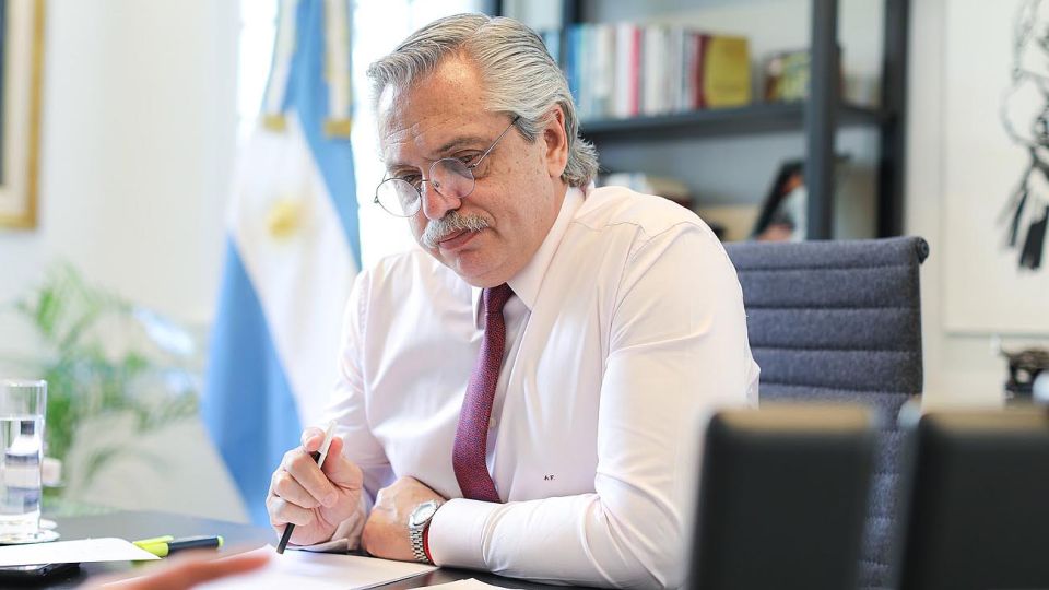 Alberto Fernández en sudespacho en la residencia de Olivos.