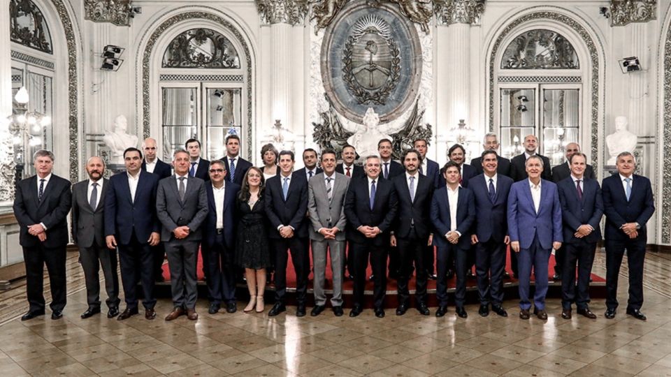 El presidente Alberto Fernández junto a Sergio Massa y los gobernadores.