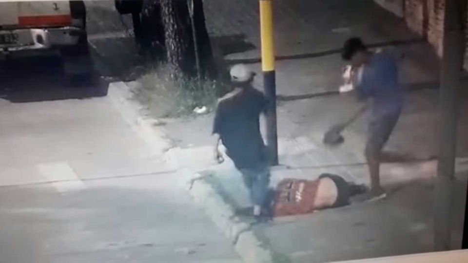 El salvaje ataque quedó registrado en las cámaras de seguridad y se viralizaron.