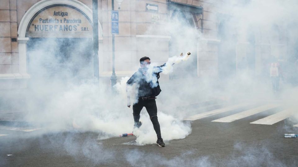 Manifestantes protestaron contra el nuevo presidente Manuel Merino.