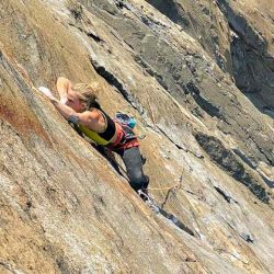 La historia de Emily Harrington con El Capitán empezó en 2015, cuando logró realizar la ruta Golden Gate tras seis días en la modalidad escalada libre.