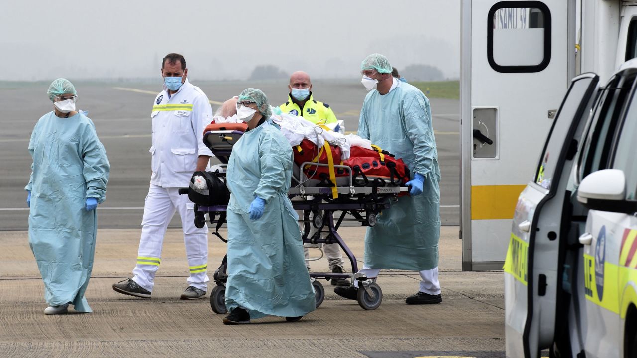 El personal médico del Lille SMUR atiende a un paciente de Covid-19 del hospital de Roubaix antes de un traslado en avión al hospital de Munster en el norte de Alemania, en el aeropuerto de Lille-Lesquin en Lesquin, norte de Francia. | Foto:FRANCOIS LO PRESTI / AFP