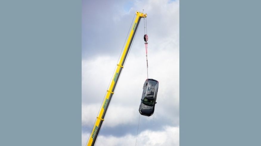Volvo arroja autos desde 30 metros