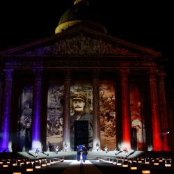 Los soldados cargan el ataúd del fallecido escritor francés Maurice Genevoix antes de ser enterrados en la cripta del mausoleo del Panteón, durante una ceremonia en honor a los soldados de la Primera Guerra Mundial y al autor francés Maurice Genevoix, quien será incluido en el Panteón, donde se encuentran figuras clave de la historia de Francia. son honrados, en París, como parte de las conmemoraciones que marcan el 102 aniversario del Armisticio que puso fin a la Primera Guerra Mundial. | Foto:CHRISTIAN HARTMANN / POOL / AFP