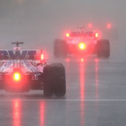 El piloto mexicano de Racing Point Sergio Pérez y el piloto canadiense de Racing Point Lance Stroll conducen durante la sesión de clasificación en el circuito Intecity Istanbul Park en Estambul antes del Gran Premio de Fórmula Uno de Turquía. | Foto:Ozan Kose / POOL / AFP