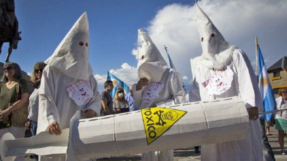 In Bariloche three demonstrators participating in last Sunday’s nationwide “banderazo” protest had no better idea than to don Ku Klux Klan garb in order to express their rejection of vaccination in general and Sputnik V in particular.