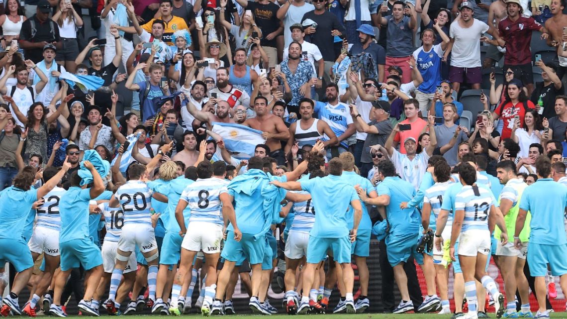 Argentina's players celebrate victory with their fans at the end of 2020 Tri-Nations rugby match between New Zealand and the Pumas at Bankwest Stadium in Sydney on November 14, 2020.
