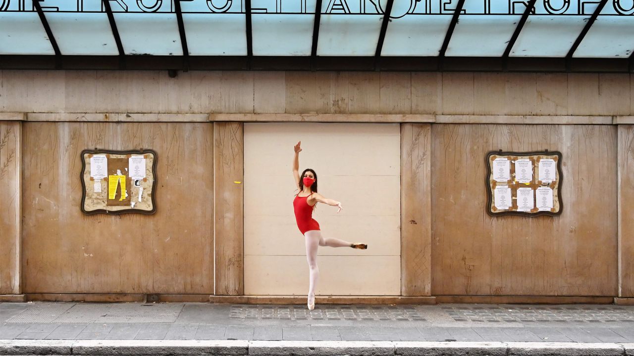 Una bailarina con mascarilla se presenta en la principal calle peatonal Via del Corso en Roma, durante la pandemia de COVID-19 causada por el nuevo coronavirus. | Foto:Alberto Pizzoli / AFP