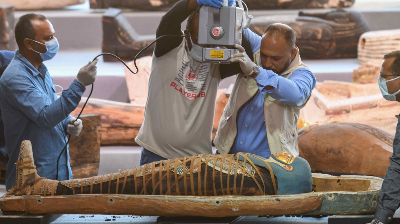 Un tesoro arqueológico, que incluye más de 100 sarcófagos intactos, fue descubierto en la necrópolis de Saqqara.