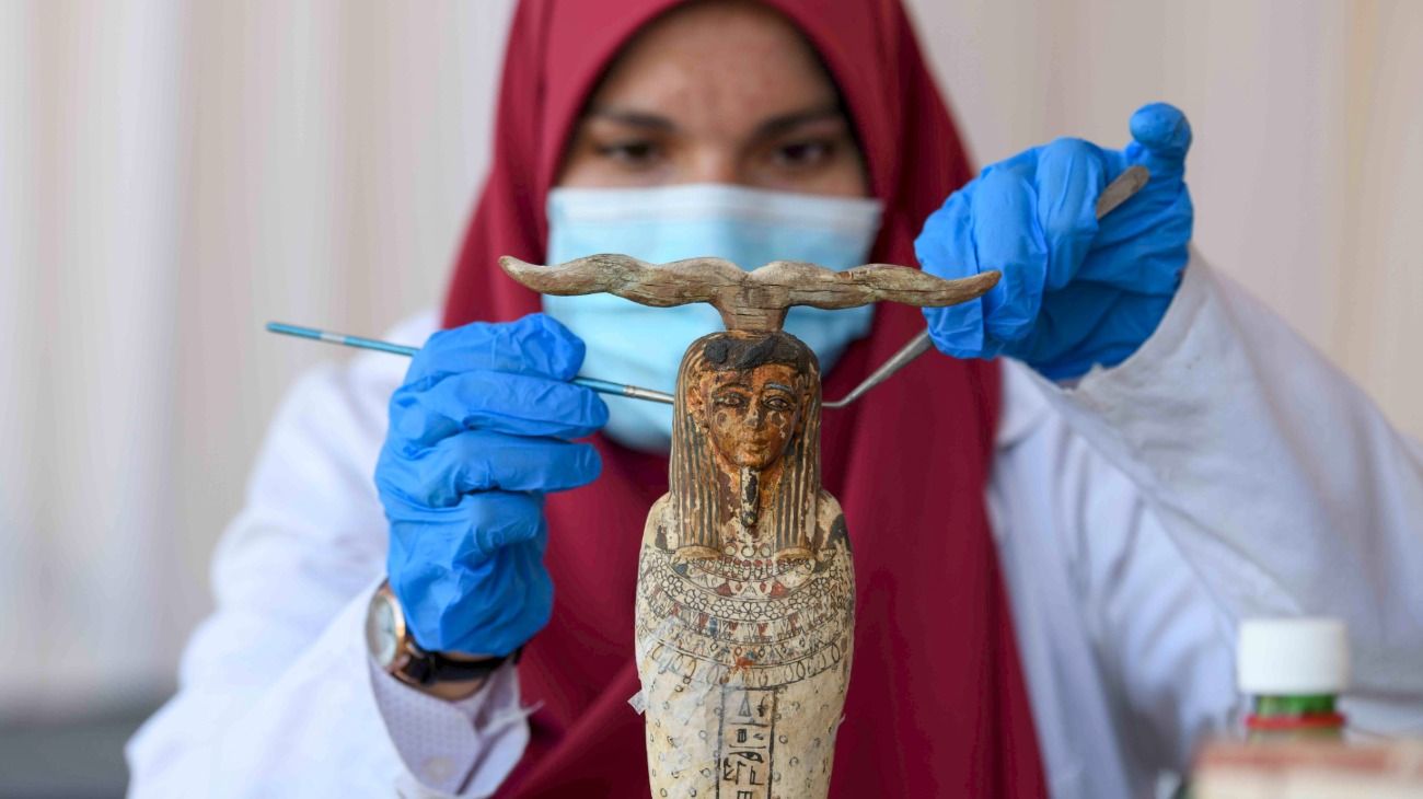 Un tesoro arqueológico, que incluye más de 100 sarcófagos intactos, fue descubierto en la necrópolis de Saqqara.