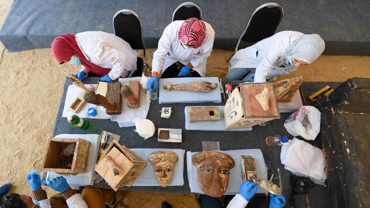 Un tesoro arqueológico, que incluye más de 100 sarcófagos intactos, fue descubierto en la necrópolis de Saqqara.