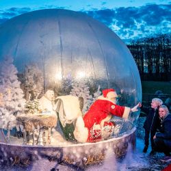 En la foto se ve a un Papá Noel en una burbuja de plástico a prueba de coronavirus en el zoológico de Aalborg. | Foto:Henning Bagger / Ritzau Scanpix / AFP