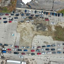 En esta imagen de dron, los residentes en automóviles esperan en fila en un sitio de prueba de COVID-19 en un vehículo en Aurora, Illinois. Ayer, el gobernador de Illinois, J.B. Pritzker, dijo que podría ser necesaria una orden de quedarse en casa en todo el estado, ya que los casos de COVID-19 continúan aumentando en el estado. | Foto:Scott Olson / Getty Images / AFP