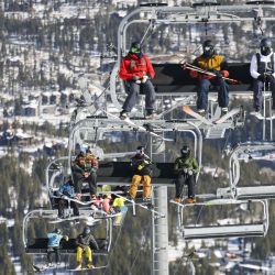 La gente sube a la montaña en un telesilla el día de la inauguración en Breckenridge Ski Resort en Breckenridge, Colorado. Las áreas de esquí están respondiendo a la pandemia de coronavirus limitando el número de huéspedes en la montaña a través de sistemas de reserva, requiriendo máscaras y fomentando el distanciamiento social. | Foto:Michael Ciaglo / Getty Images / AFP