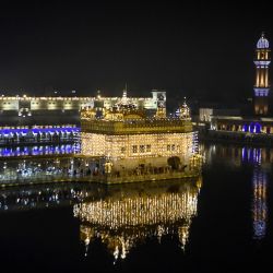 Los devotos sij rinden homenaje en la víspera de Bandi Chhor Divas, un festival sij que coincide con Diwali, el festival hindú de la luz, en el Templo Dorado iluminado en Amritsar. | Foto:Narinder Nanu / AFP