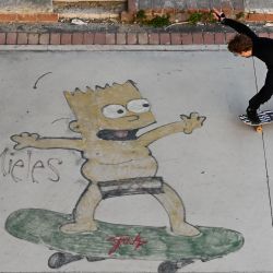 Un niño monta su patineta en un parque de patinaje durante las medidas de restricción del gobierno para frenar la propagación del nuevo coronavirus COVID-19 en Roma. | Foto:Andreas Solaro / AFP