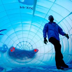 Un hombre camina dentro de un globo durante el 18 Festival Internacional de Globos Aerostáticos en León, estado de Guanajuato, México. | Foto:Ulises Ruiz / AFP