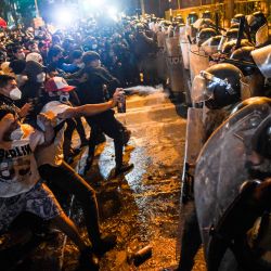 Manifestantes enfrentan a la policía antidisturbios durante una protesta contra el nuevo gobierno del presidente interino Manuel Merino, luego del juicio político y destitución del expresidente peruano Martín Vizcarra, en la plaza San Martín de Lima. | Foto:Ernesto Benavides / AFP
