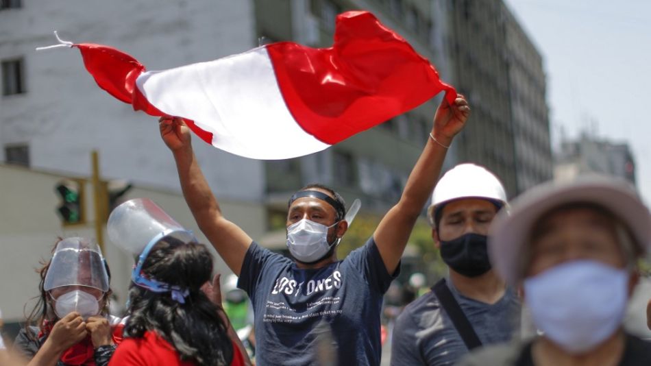 El Congreso de Perú decide quién sucederá a Merino, con el pueblo en la calle