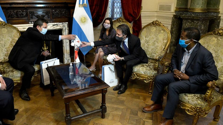 Luis Cubeduu, el enviado del FMI positivo de Covid, en la reunión con Sergio Massa.