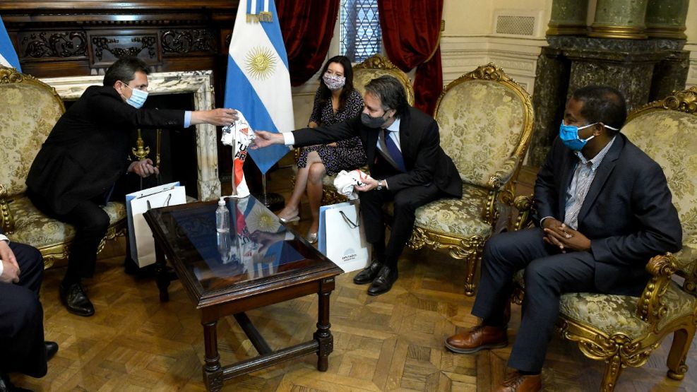 Luis Cubeduu, el enviado del FMI positivo de Covid, en la reunión con Sergio Massa.