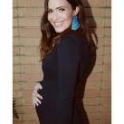 Mandy Moore dejó ver su pancita de embarazada en un elegante vestido negro