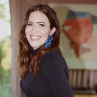 Mandy Moore dejó ver su pancita de embarazada en un elegante vestido negro