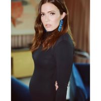 Mandy Moore dejó ver su pancita de embarazada en un elegante vestido negro