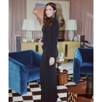 Mandy Moore dejó ver su pancita de embarazada en un elegante vestido negro