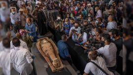 Las autoridades abrieron un ataúd con una momia en perfecto estado ante la prensa. AFPa ante los medios deEtRALalAS