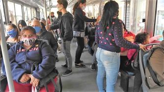 Ya se puede viajar parados en colectivos y trenes: