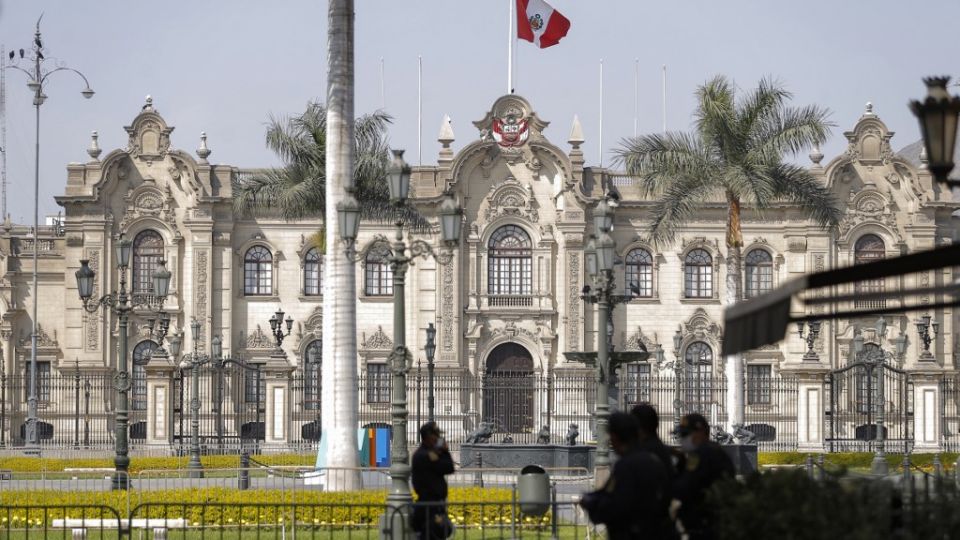 La renuncia de Merino desató una celebración en las calles peruanas tras varias jornadas de protestas duramente reprimidas por la policía, en las que hubo dos muertos y un centenar de heridos.