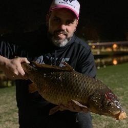 Pesca nocturna de carpas en el arroyo Pergamino
