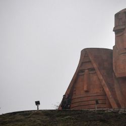 Un hombre camina hacia la estatua  | Foto:Alexander Nemenov / AFP