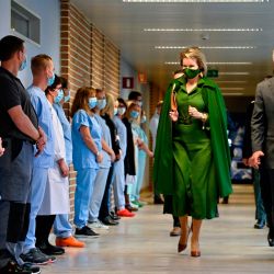 La reina Mathilde de Bélgica y el rey Philippe de Bélgica visitan el hospital 'Centre Hospitalier Bois de l'Abbaye' en Seraing, provincia de Lieja. | Foto:ERIC LALMAND / BELGA / AFP