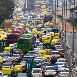 En la foto se ven vehículos detenidos en un atasco en Nueva Delhi. | Foto:Prakash Singh / AFP