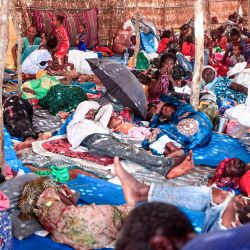 Refugiados etíopes que huyeron de los combates en la provincia de Tigray yacían en una cabaña en el campamento de Um Rakuba en la provincia de Gedaref, en el este de Sudán. | Foto:Ebrahim Hamid / AFP