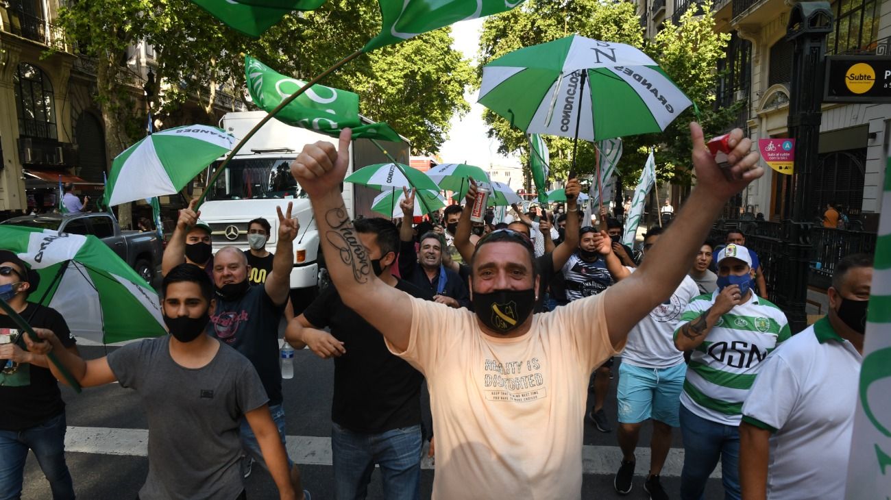 Agrupaciones oficialistas se movilizan en el Congreso para celebrar el Día de la militancia y apoyar los proyectos del Gobierno.