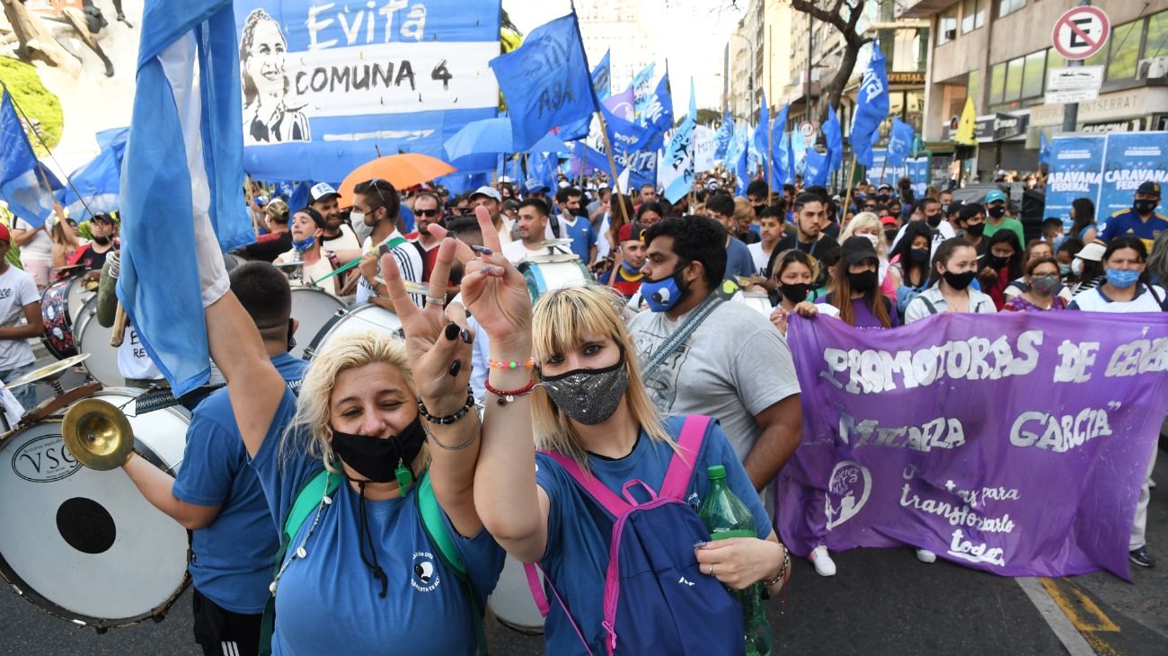 Agrupaciones oficialistas se movilizan en el Congreso para celebrar el Día de la militancia y apoyar los proyectos del Gobierno.